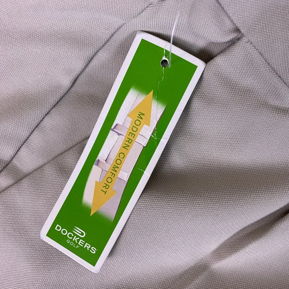 Dockers Golf Shorts Men's 42 Khaki Pleated Front Modern Comfort Beige New *Wear*